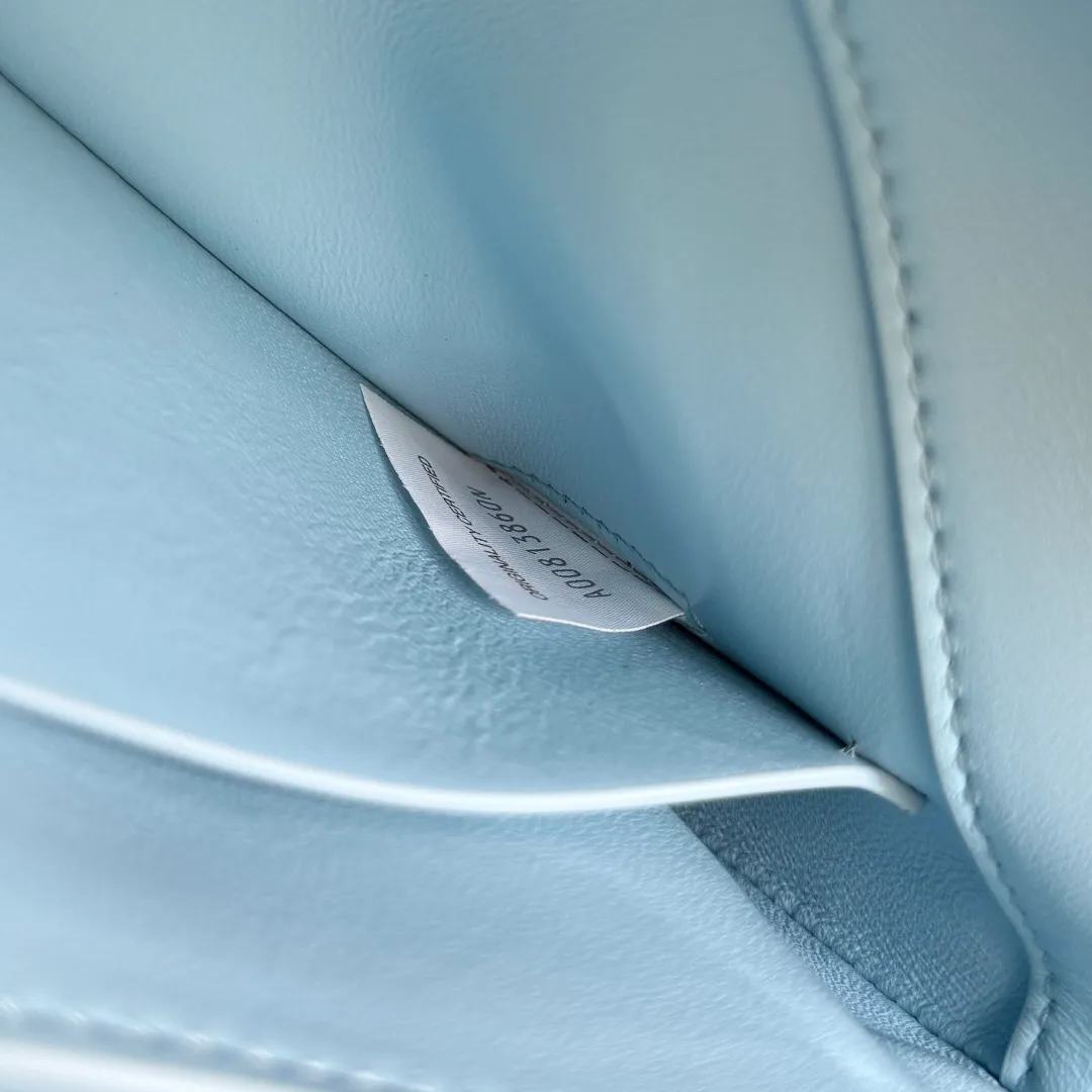 Batch 1660 BOTTEGA VENETA 2025 new product KNOT LOCK crossbody bag subverts the rigid lines of traditional tote bags, using drapey leather to create a three-dimensional silhouette that breathes. It has compartments and multiple card slots inside, making it a versatile commuter bag that can be used in various occasions. The details are full of exquisiteness, the casual retro color tone, and the upper body are full of elegance. Whether you are commuting or going out on the street, you can easily hold it. The two carrying methods of hand-carrying and long shoulder strap are very practical! At the same time, the shoulder strap is detachable, suitable for various dressing styles~ Whether it is a dinner party or daily commuting, it can be easily controlled and becomes your versatile tool❤️ Style number: 817191 Size: 25*16*5.5cm
